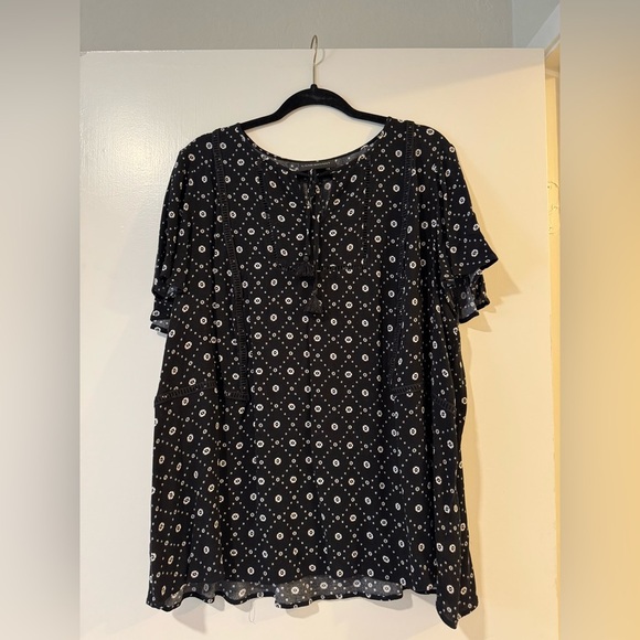 Lane Bryant Tops - Lane Bryant size 22 short flutter sleeve blouse lightweight